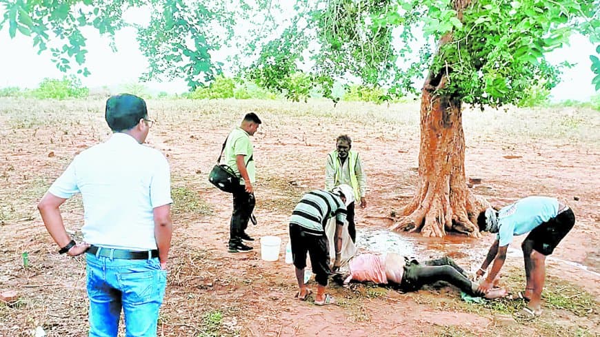चित्रकूट में युवक की संदिग्ध लाश मिली, हत्या के बाद शव फेंके जाने की आशंका चित्रकूट में युवक की संदिग्ध लाश मिली, हत्या के बाद शव फेंके जाने की आशंका