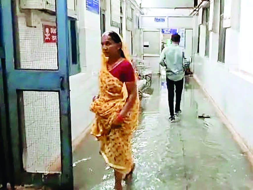 झमाझम बारिश से खुशहाल खेत, जिला अस्पताल जलमग्न, स्वास्थ्य व्यवस्था पर उठे गंभीर सवाल फिर झमाझम बारिश से खुशहाल खेत, जिला अस्पताल जलमग्न, स्वास्थ्य व्यवस्था पर उठे गंभीर सवाल फिर
