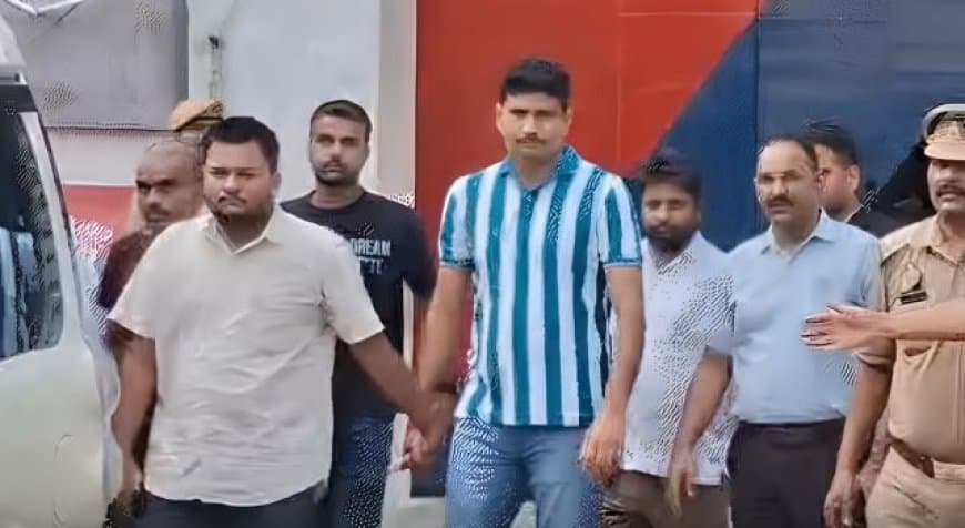 अयोध्या राम मंदिर दान घोटाला: पुलिस को मिली फर्जी रसीद बुक, SIT ने आयोजनों के खर्च की जांच शुरू की अयोध्या राम मंदिर दान घोटाला: पुलिस को मिली फर्जी रसीद बुक, SIT ने आयोजनों के खर्च की जांच शुरू की