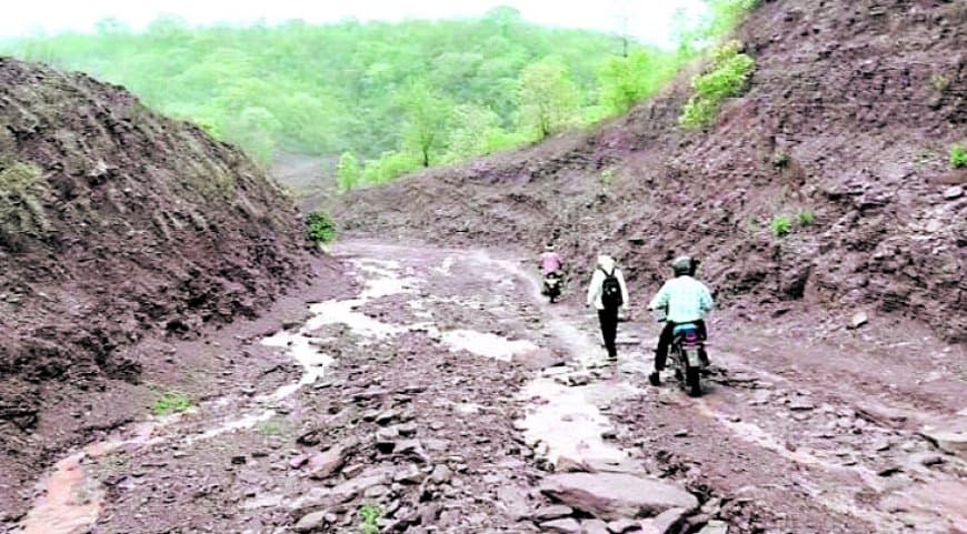 मड़वा घाट मार्ग निर्माण की मांग तेज, ग्रामीण अतिरिक्त सफर और आर्थिक बोझ से परेशान लगातार मड़वा घाट मार्ग निर्माण की मांग तेज, ग्रामीण अतिरिक्त सफर और आर्थिक बोझ से परेशान लगातार