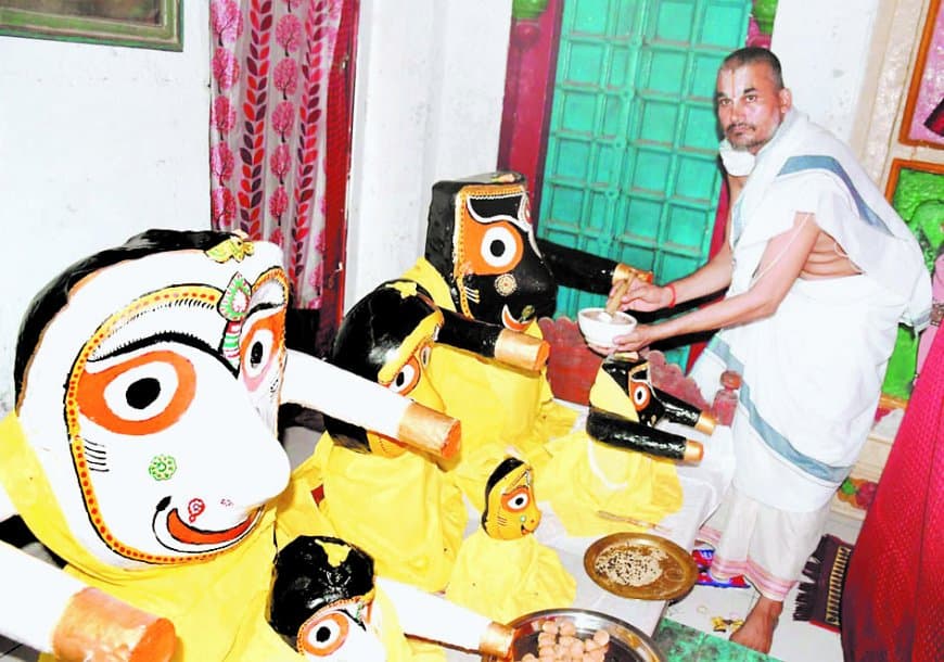 दिव्य औषधि ग्रहण कर स्वस्थ हुए भगवान, रथ पर भक्तों का हाल जानने निकलेंगे अब दिव्य औषधि ग्रहण कर स्वस्थ हुए भगवान, रथ पर भक्तों का हाल जानने निकलेंगे अब