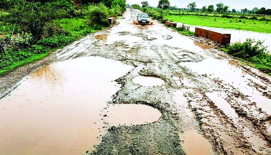 पोड़ी पतौरा-धवारी मार्ग बदहाल, बरसात में हर सफर बना ग्रामीणों के लिए जानलेवा चुनौती रोज पोड़ी पतौरा-धवारी मार्ग बदहाल, बरसात में हर सफर बना ग्रामीणों के लिए जानलेवा चुनौती रोज