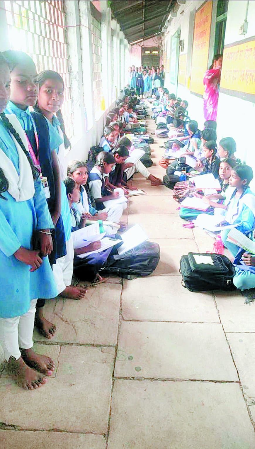 मैहर के स्कूलों में बदहाल व्यवस्थाएं, जर्जर भवन और बिजली संकट से छात्राएं परेशान लगातार मैहर के स्कूलों में बदहाल व्यवस्थाएं, जर्जर भवन और बिजली संकट से छात्राएं परेशान लगातार
