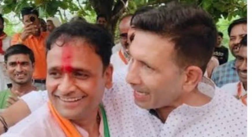 दतिया का दंगल: चुनावी रण में जीतू और आशुतोष की मुलाकात के हो रहे चर्चे दतिया का दंगल: चुनावी रण में जीतू और आशुतोष की मुलाकात के हो रहे चर्चे