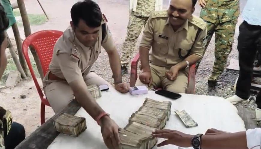 मध्यप्रदेश: दतिया उपचुनाव के चलते सीमाओं पर 24 घंटे सख्त पहरा, चेकिंग में 85 लाख से अधिक कैश जब्त मध्यप्रदेश: दतिया उपचुनाव के चलते सीमाओं पर 24 घंटे सख्त पहरा, चेकिंग में 85 लाख से अधिक कैश जब्त