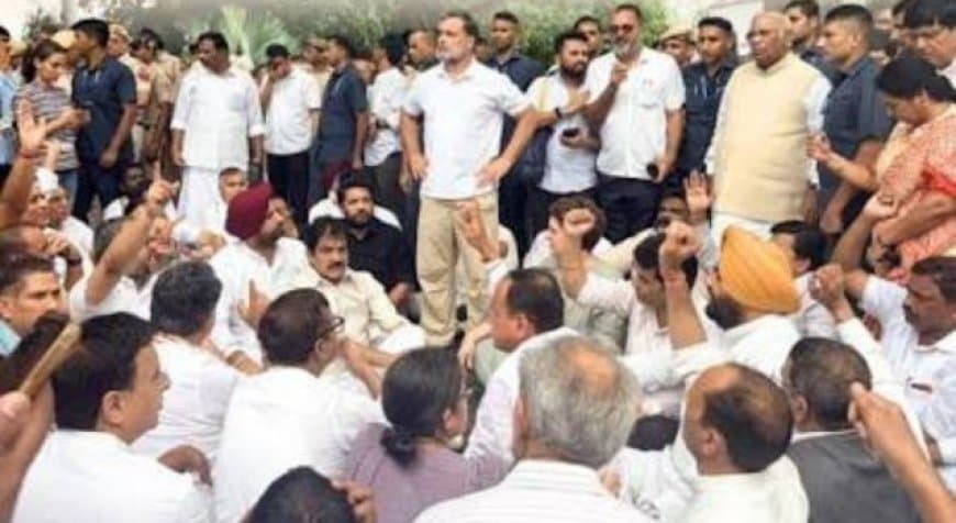 राहुल-प्रियंका का प्रदर्शन: छात्रों पर लाठीचार्ज के खिलाफ कांग्रेस का संसद मार्च, पीएम मोदी और धर्मेंद्र प्रधान के इस्तीफे की मांग राहुल-प्रियंका का प्रदर्शन: छात्रों पर लाठीचार्ज के खिलाफ कांग्रेस का संसद मार्च, पीएम मोदी और धर्मेंद्र प्रधान के इस्तीफे की मांग