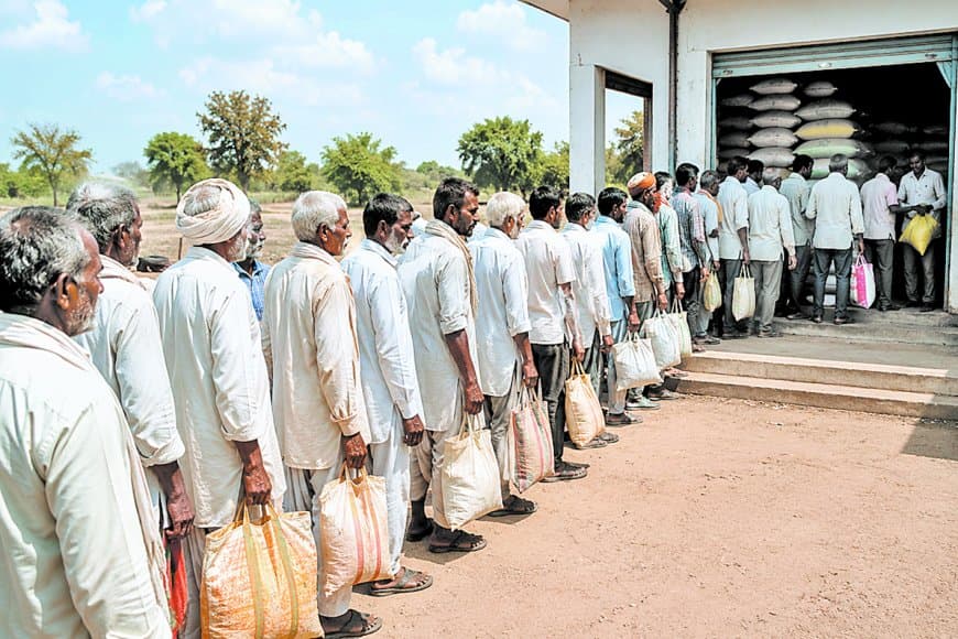 खाद पर्याप्त होने के सरकारी दावों बीच केंद्रों पर कतारें, उपलब्धता पर उठे गंभीर सवाल खाद पर्याप्त होने के सरकारी दावों बीच केंद्रों पर कतारें, उपलब्धता पर उठे गंभीर सवाल