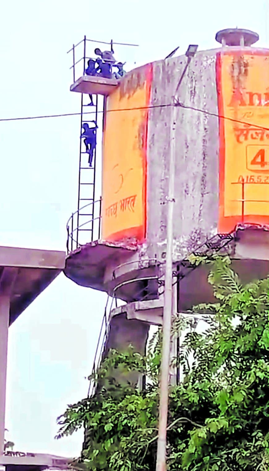 मंडी की पानी टंकी बनी खतरा, वर्षों से बंद व्यवस्था पर उठे गंभीर सवाल लगातार मंडी की पानी टंकी बनी खतरा, वर्षों से बंद व्यवस्था पर उठे गंभीर सवाल लगातार