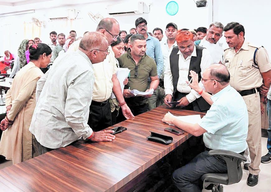 जनसुनवाई में गूंजीं कर्मचारियों, आशा कार्यकर्ता और पीड़ित परिवारों की समस्याएं, कार्रवाई की मांग तेज जनसुनवाई में गूंजीं कर्मचारियों, आशा कार्यकर्ता और पीड़ित परिवारों की समस्याएं, कार्रवाई की मांग तेज