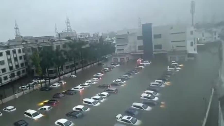 देश में मानसून का तांडव: गुजरात में 14 घंटे में 400 मिमी बारिश, यूपी में 10 नदियां उफान पर देश में मानसून का तांडव: गुजरात में 14 घंटे में 400 मिमी बारिश, यूपी में 10 नदियां उफान पर