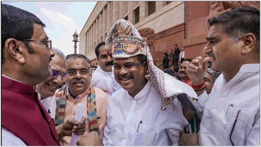 नीट विवाद: संसद पहुंचे प्रधान, विपक्ष के भारी हंगामे के बीच ‘परीक्षा संशोधन बिल’ लोकसभा में पेश नीट विवाद: संसद पहुंचे प्रधान, विपक्ष के भारी हंगामे के बीच ‘परीक्षा संशोधन बिल’ लोकसभा में पेश