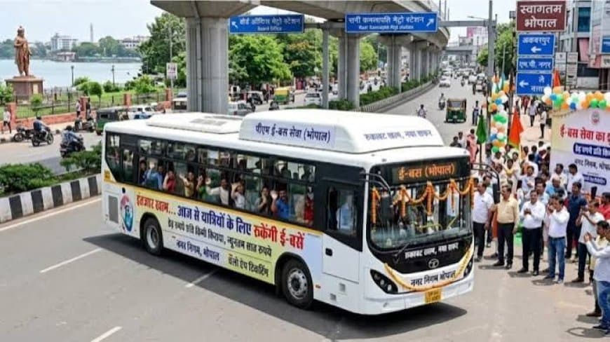 पब्लिक ट्रांसपोर्ट: भोपाल की सड़कों पर उतरीं AC ई-बसें, जानिए रूट, किराया पब्लिक ट्रांसपोर्ट: भोपाल की सड़कों पर उतरीं AC ई-बसें, जानिए रूट, किराया