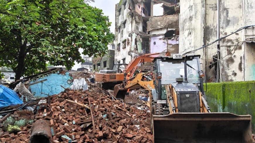 महाराष्ट्र: भिवंडी में चार मंजिला बिल्डिंग गिरी... सात लोगों की मौत...एनडीआरएफ ने महिला को सुरक्षित निकाला महाराष्ट्र: भिवंडी में चार मंजिला बिल्डिंग गिरी... सात लोगों की मौत...एनडीआरएफ ने महिला को सुरक्षित निकाला