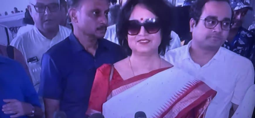 दो दशक बाद लौटीं तसलीमा नसरीन: बोलीं-मैं मेहमान बनकर नहीं, बल्कि बंगाल का हिस्सा बनकर लौटी हूं दो दशक बाद लौटीं तसलीमा नसरीन: बोलीं-मैं मेहमान बनकर नहीं, बल्कि बंगाल का हिस्सा बनकर लौटी हूं