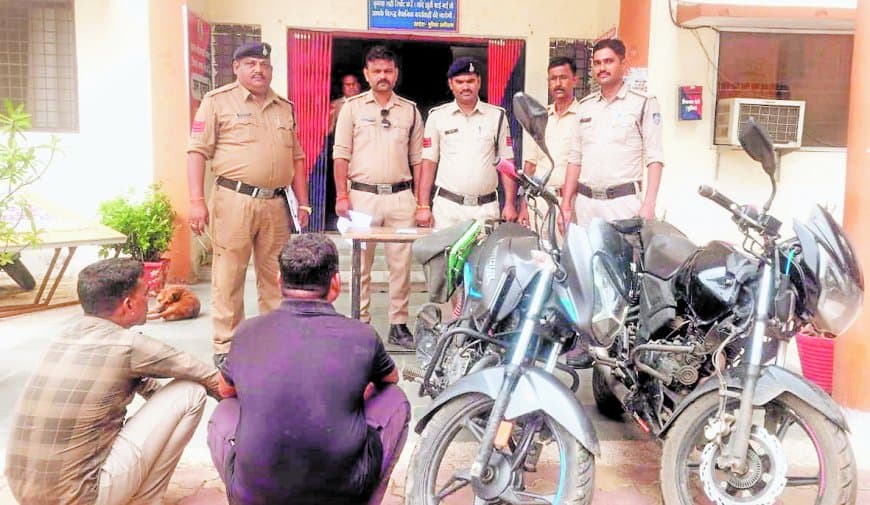 पन्ना पुलिस ने अंतरराज्यीय नकदी चोरी गिरोह पकड़ा, बैंक ग्राहकों की रेकी कर वारदात अंजाम पन्ना पुलिस ने अंतरराज्यीय नकदी चोरी गिरोह पकड़ा, बैंक ग्राहकों की रेकी कर वारदात अंजाम