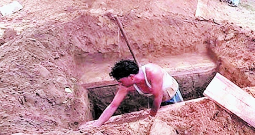 बीस दिन बाद कब्र से निकाला शव, संदिग्ध मौत मामले में हत्या की आशंका गहराई बीस दिन बाद कब्र से निकाला शव, संदिग्ध मौत मामले में हत्या की आशंका गहराई