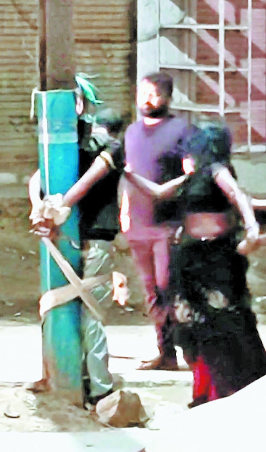 मोबाइल चोरी के संदेह में युवक खम्भे से बांधकर पीटा, वायरल वीडियो पर पुलिस सक्रिय हुई मोबाइल चोरी के संदेह में युवक खम्भे से बांधकर पीटा, वायरल वीडियो पर पुलिस सक्रिय हुई