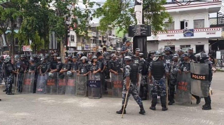 नेपाल में सांप्रदायिक हिंसा फैली: सुनसरी और मधेश में कर्फ्यू, सेना तैनात, 3 की मौत नेपाल में सांप्रदायिक हिंसा फैली: सुनसरी और मधेश में कर्फ्यू, सेना तैनात, 3 की मौत