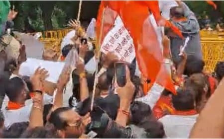 विहिप और बजरंग दल का उग्र प्रदर्शन: राहुल गांधी के पुतले पर पोता गया गोबर, राम मंदिर के चढ़ावे को लेकर गरमाई सियासत विहिप और बजरंग दल का उग्र प्रदर्शन: राहुल गांधी के पुतले पर पोता गया गोबर, राम मंदिर के चढ़ावे को लेकर गरमाई सियासत