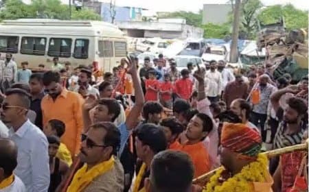 इंदौर में चंदन नगर थाने पर कांवड़ियों का प्रदर्शन, भगवान भोलेनाथ पर टिप्पणी को लेकर FIR की मांग इंदौर में चंदन नगर थाने पर कांवड़ियों का प्रदर्शन, भगवान भोलेनाथ पर टिप्पणी को लेकर FIR की मांग