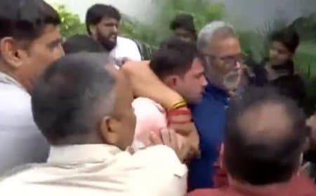 दिल्ली में पप्पू यादव की PC में हंगामा, जूता फेंकने और चाकू से हमले की कोशिश ! दिल्ली में पप्पू यादव की PC में हंगामा, जूता फेंकने और चाकू से हमले की कोशिश !