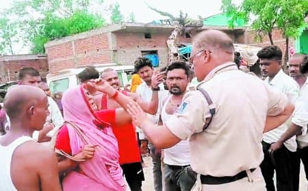 अवैध पत्थर लोड हाईवा की टक्कर से छात्रा घायल, ग्रामीणों ने वाहन में तोड़फोड़ की अवैध पत्थर लोड हाईवा की टक्कर से छात्रा घायल, ग्रामीणों ने वाहन में तोड़फोड़ की