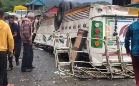 हिमाचल प्रदेश में भीषण हादसा: सड़क से फिसलकर सौ फीट नीचे खाई में गिरी बस... आठ लोगों की मौत हिमाचल प्रदेश में भीषण हादसा: सड़क से फिसलकर सौ फीट नीचे खाई में गिरी बस... आठ लोगों की मौत