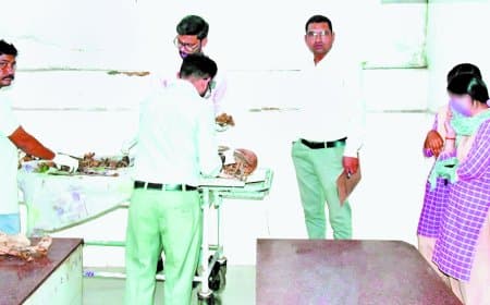 मर्चुरी में स्कूली छात्राओं की मौजूदगी से उठे सवाल, पोस्टमार्टम विभागाध्यक्ष को नोटिस, मांगा गया स्पष्टीकरण मर्चुरी में स्कूली छात्राओं की मौजूदगी से उठे सवाल, पोस्टमार्टम विभागाध्यक्ष को नोटिस, मांगा गया स्पष्टीकरण