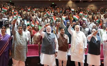 संसद परिसर में एनडीए-कांग्रेस का प्रदर्शन: राहुल गांधी को लेकर प्रियंका और भाजपा सांसद आमने-सामने