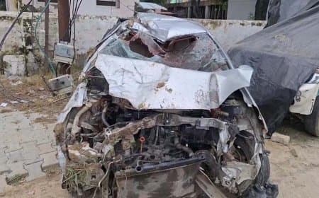 यूपी: हाथरस में बेकाबू कार पलटी, ड्राइवर समेत तीन की मौत, बच्चा समेत चार लोग घायल