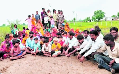 छुलहा गांव का 900 मीटर रास्ता बंद, ग्रामीणों ने फिर खोला मोर्चा, प्रशासन से मांगा समाधान