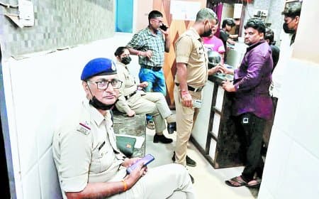 सतना के होटल कमरे में युवक की संदिग्ध मौत, शराब की बोतलें और सिगरेट के टुकड़े मिले
