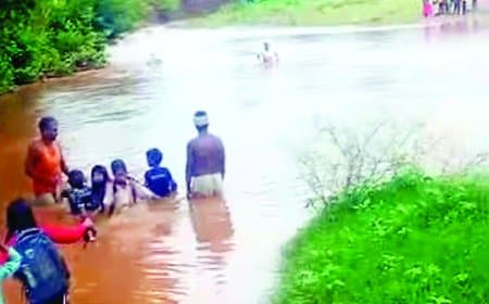 सिंगरौली में उफनती नदी पार कर स्कूल जा रहे करीब 100 बच्चे, सेमरा नदी में युवक का शव मिला