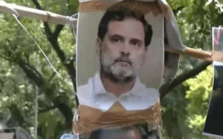राहुल गांधी के आवास के बाहर सिखों का प्रदर्शन, बोले- 1984 दंगा मामले पर कांग्रेस मांगे माफी राहुल गांधी के आवास के बाहर सिखों का प्रदर्शन, बोले- 1984 दंगा मामले पर कांग्रेस मांगे माफी