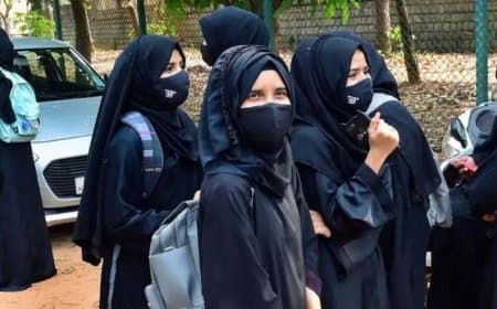 इलाहाबाद हाई कोर्ट की दो टूक-स्कूल में स्कार्फ या हिजाब की अनुमति नहीं, सेक्युलरिज्म के लिए यूनिफॉर्म अनिवार्य इलाहाबाद हाई कोर्ट की दो टूक-स्कूल में स्कार्फ या हिजाब की अनुमति नहीं, सेक्युलरिज्म के लिए यूनिफॉर्म अनिवार्य