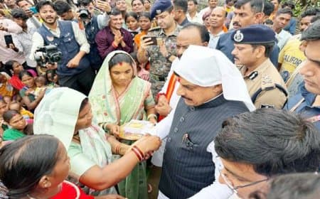 'जन विश्वास अभियान' : 25 साल बाद नक्सल प्रभावित बोंदारी गांव पहुंचे सीएम मोहन, 225 करोड़ के विकास कार्यों का ऐलान 'जन विश्वास अभियान' : 25 साल बाद नक्सल प्रभावित बोंदारी गांव पहुंचे सीएम मोहन, 225 करोड़ के विकास कार्यों का ऐलान