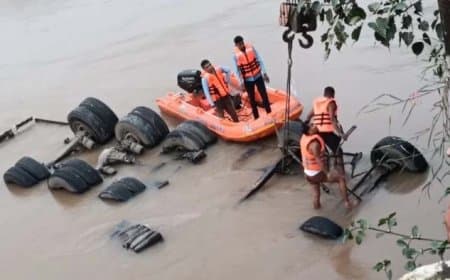 मध्यप्रदेश: दमोह में 40 फीट गहरी नदी में गिरा सीमेंट लदा ट्रक, 24 घंटे चले रेस्क्यू के बाद चालक-क्लीनर के शव बरामद