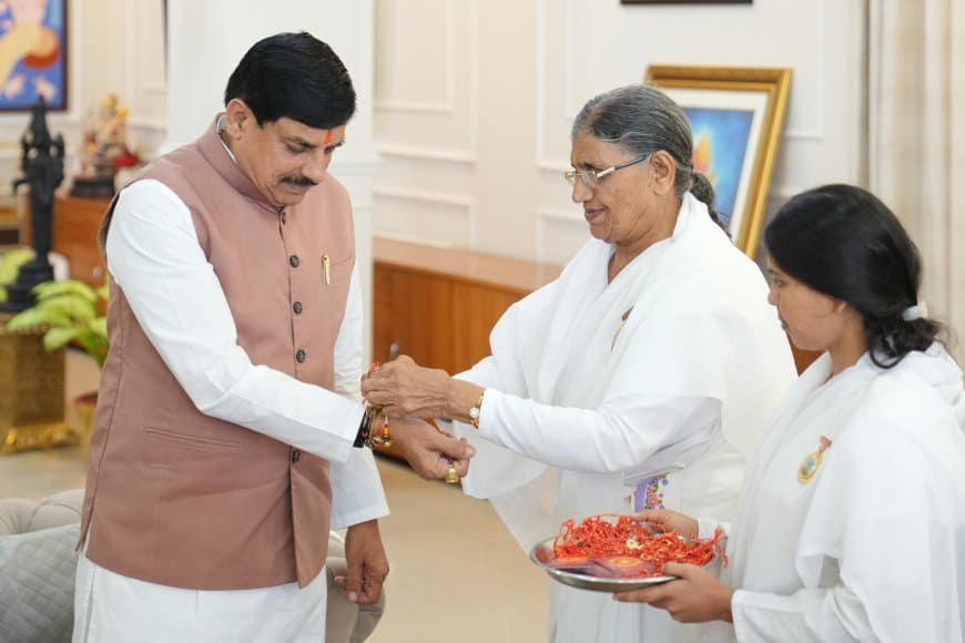 मुख्यमंत्री मोहन यादव को ब्रह्माकुमारी बहनों ने बांधी राखी, माउंट आबू संगोष्ठी का दिया आमंत्रण