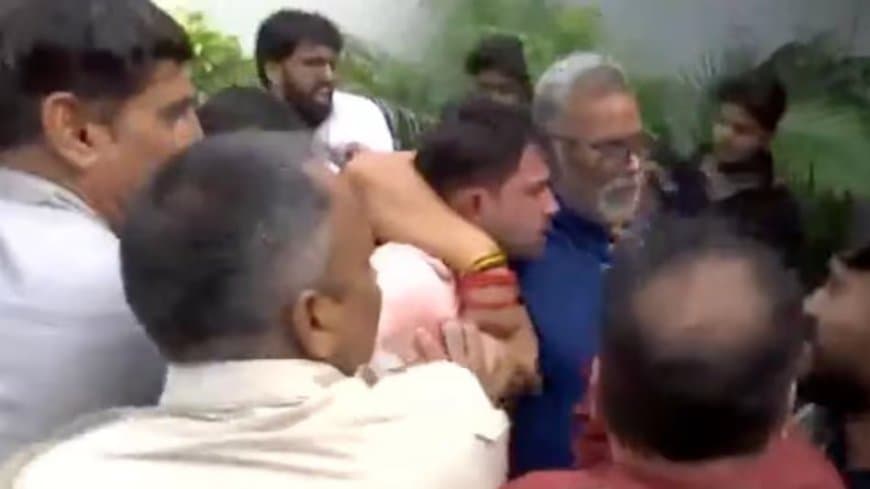दिल्ली में पप्पू यादव की PC में हंगामा, जूता फेंकने और चाकू से हमले की कोशिश ! दिल्ली में पप्पू यादव की PC में हंगामा, जूता फेंकने और चाकू से हमले की कोशिश !