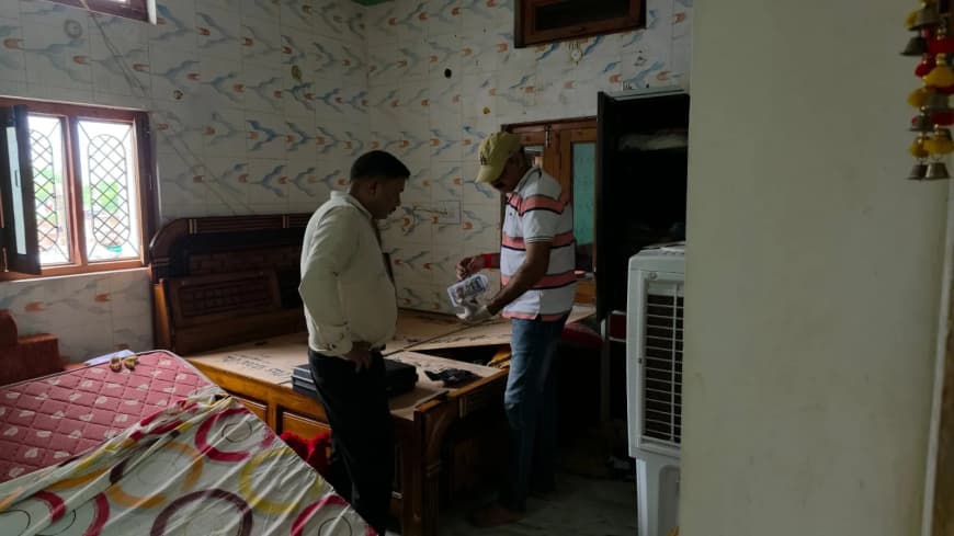 गुना में पंचायत सचिव के घर 3 करोड़ की डकैती, खिड़की काटकर घुसे बदमाश और ले गए सोना-चांदी व कैश गुना में पंचायत सचिव के घर 3 करोड़ की डकैती, खिड़की काटकर घुसे बदमाश और ले गए सोना-चांदी व कैश
