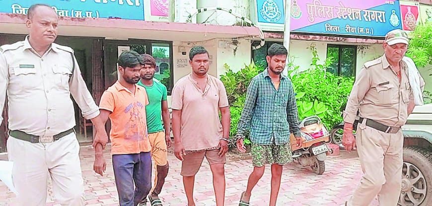 पचास लाख की चोरी का खुलासा, चार सगे भाई गिरफ्तार, दो आरोपी अब भी फरार पचास लाख की चोरी का खुलासा, चार सगे भाई गिरफ्तार, दो आरोपी अब भी फरार