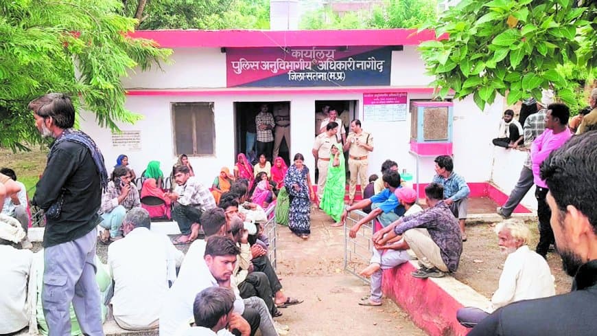 सराफा कारोबारी चोरी कांड का खुलासा, भोपाल से तीन आरोपी गिरफ्तार, लाखों के जेवर बरामद सराफा कारोबारी चोरी कांड का खुलासा, भोपाल से तीन आरोपी गिरफ्तार, लाखों के जेवर बरामद