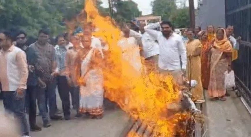 कांग्रेस ने नगर निगम का किया घेराव, जलाया पुतला, सरकार पर साधा निशाना कांग्रेस ने नगर निगम का किया घेराव, जलाया पुतला, सरकार पर साधा निशाना