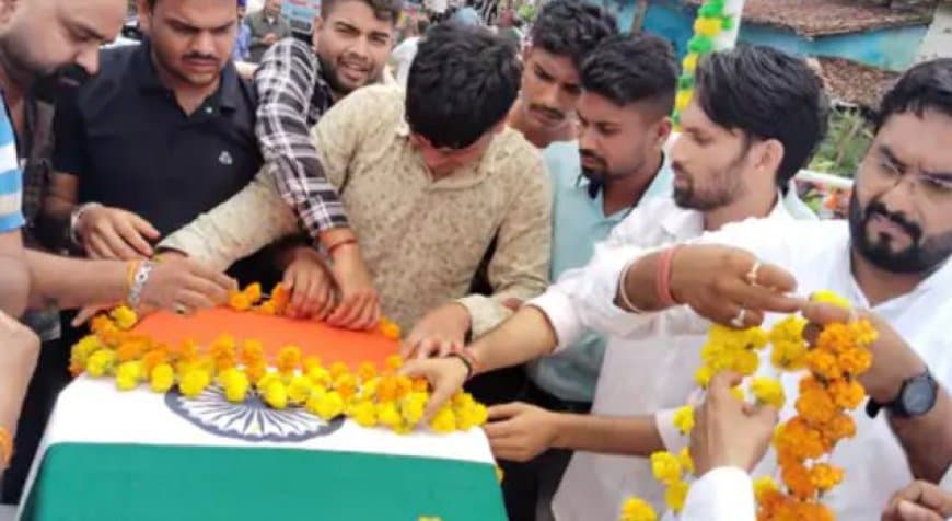 बालाघाट: हेड कांस्टेबल विष्णु प्रसाद बघेल शहीद, राजकीय सम्मान के साथ आज होगा अंतिम संस्कार बालाघाट: हेड कांस्टेबल विष्णु प्रसाद बघेल शहीद, राजकीय सम्मान के साथ आज होगा अंतिम संस्कार