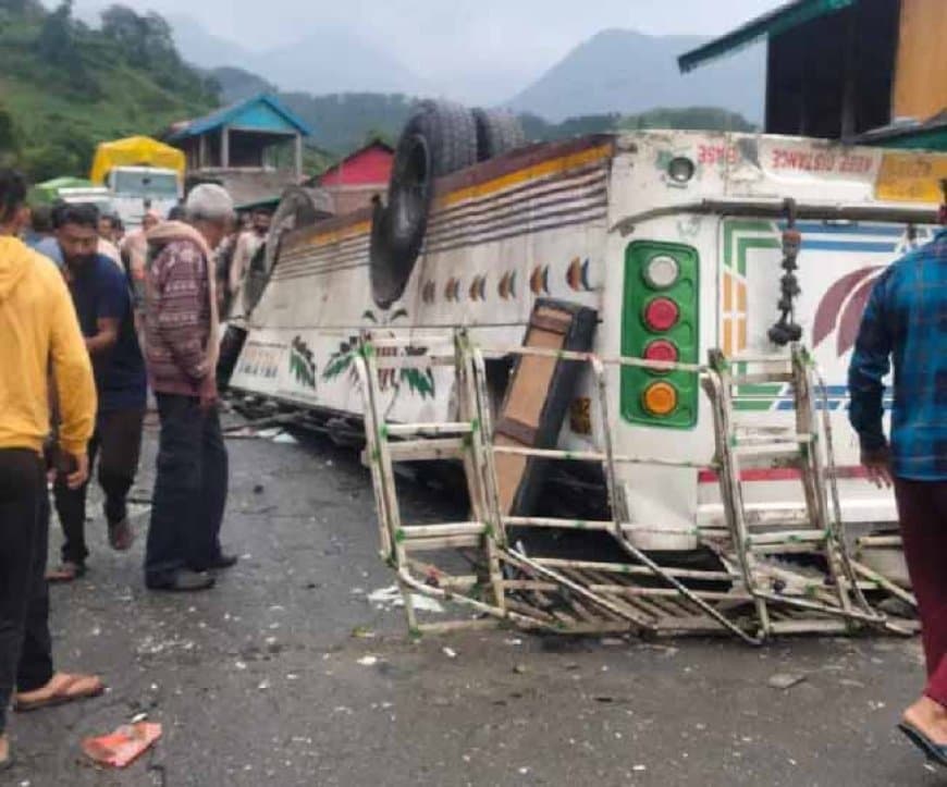 हिमाचल प्रदेश में भीषण हादसा: सड़क से फिसलकर सौ फीट नीचे खाई में गिरी बस... आठ लोगों की मौत हिमाचल प्रदेश में भीषण हादसा: सड़क से फिसलकर सौ फीट नीचे खाई में गिरी बस... आठ लोगों की मौत