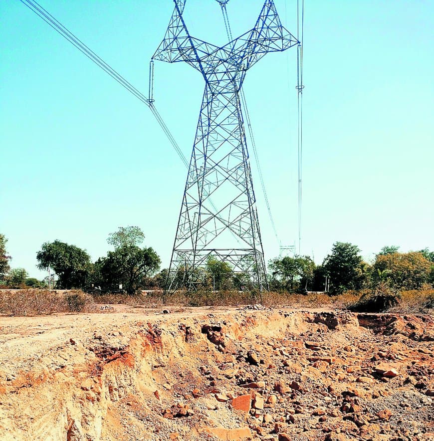 400 केवी टावरों की नींव के पास धड़ल्ले से मिट्टी उत्खनन, हादसे का बढ़ा खतरा सतना में 400 केवी टावरों की नींव के पास धड़ल्ले से मिट्टी उत्खनन, हादसे का बढ़ा खतरा सतना में