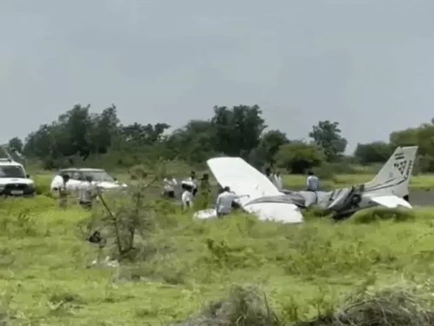 बारामती एयरफील्ड पर टला बड़ा हादसा, ट्रेनिंग के दौरान रनवे से फिसला विमान; दोनों पायलट सुरक्षित बारामती एयरफील्ड पर टला बड़ा हादसा, ट्रेनिंग के दौरान रनवे से फिसला विमान; दोनों पायलट सुरक्षित