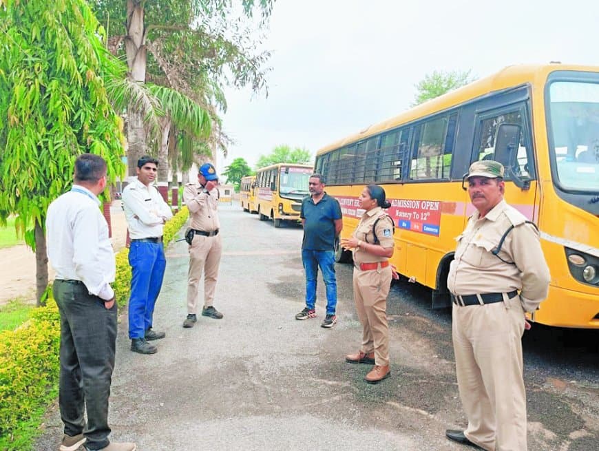 स्कूल बसों की सुरक्षा पर सतना में सख्ती, 26 वाहनों की जांच, आठ चालान, फिटनेस निरस्त स्कूल बसों की सुरक्षा पर सतना में सख्ती, 26 वाहनों की जांच, आठ चालान, फिटनेस निरस्त
