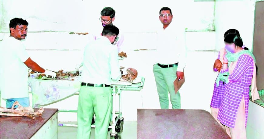 मर्चुरी में स्कूली छात्राओं की मौजूदगी से उठे सवाल, पोस्टमार्टम विभागाध्यक्ष को नोटिस, मांगा गया स्पष्टीकरण मर्चुरी में स्कूली छात्राओं की मौजूदगी से उठे सवाल, पोस्टमार्टम विभागाध्यक्ष को नोटिस, मांगा गया स्पष्टीकरण