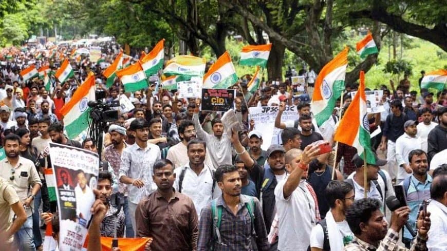 रांची में छात्रों का बवाल: बॉर्डर जैसी कंटीली बैरिकेडिंग तोड़ विधानसभा की ओर बढ़े प्रदर्शनकारी...सीबीआई जांच हो रांची में छात्रों का बवाल: बॉर्डर जैसी कंटीली बैरिकेडिंग तोड़ विधानसभा की ओर बढ़े प्रदर्शनकारी...सीबीआई जांच हो